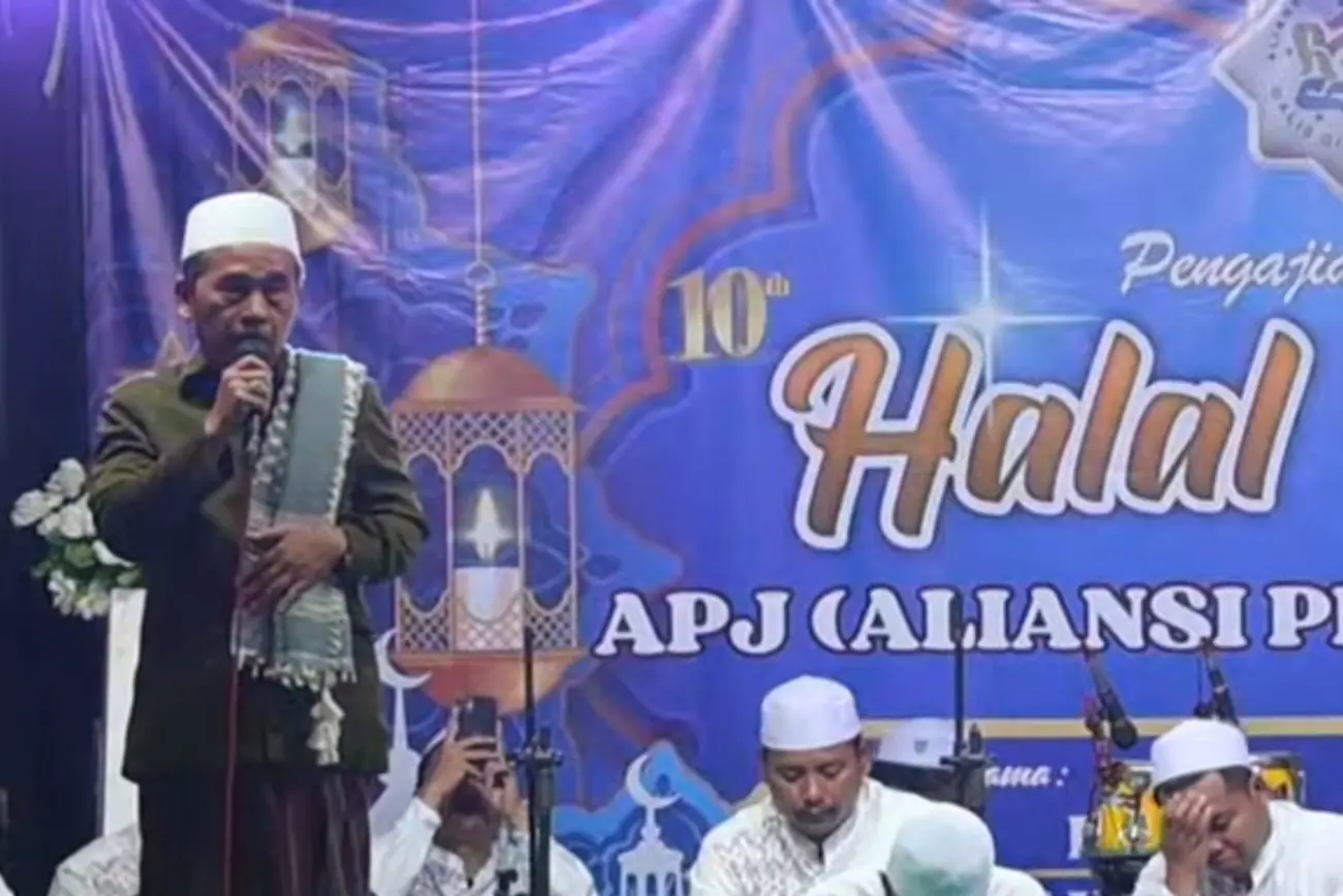 Tokoh Masyarakat Dusun Julung, KH. Zuhdi Salim saat Memberikan Sambutan di Acara Halal Bihalal yang Diselenggarakan oleh Aliansi Pemuda Julung (APJ)