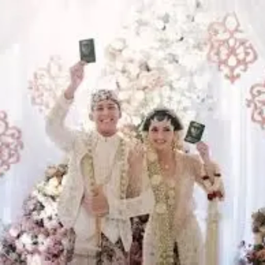 Mengusung adat Jawa Solo, aktris Valerie Tifanka resmi menikah dengan anggota Polri Mochammad Andhika di Hotel Ritz Carlton Jakarta