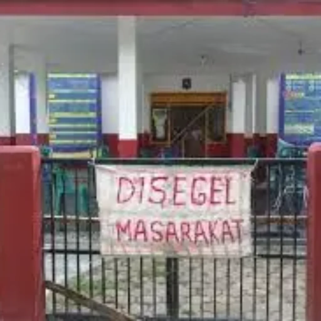 Warga Saur Saebus Segel Kantor Desa, Tuntut Sertifikat Tanah atau Uang Kembali