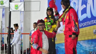 Ajeng Ayu Syarifah raih medali emas untuk Sumenep di nomor 200 meter gaya ganti putri Porprov Jatim IX 2025