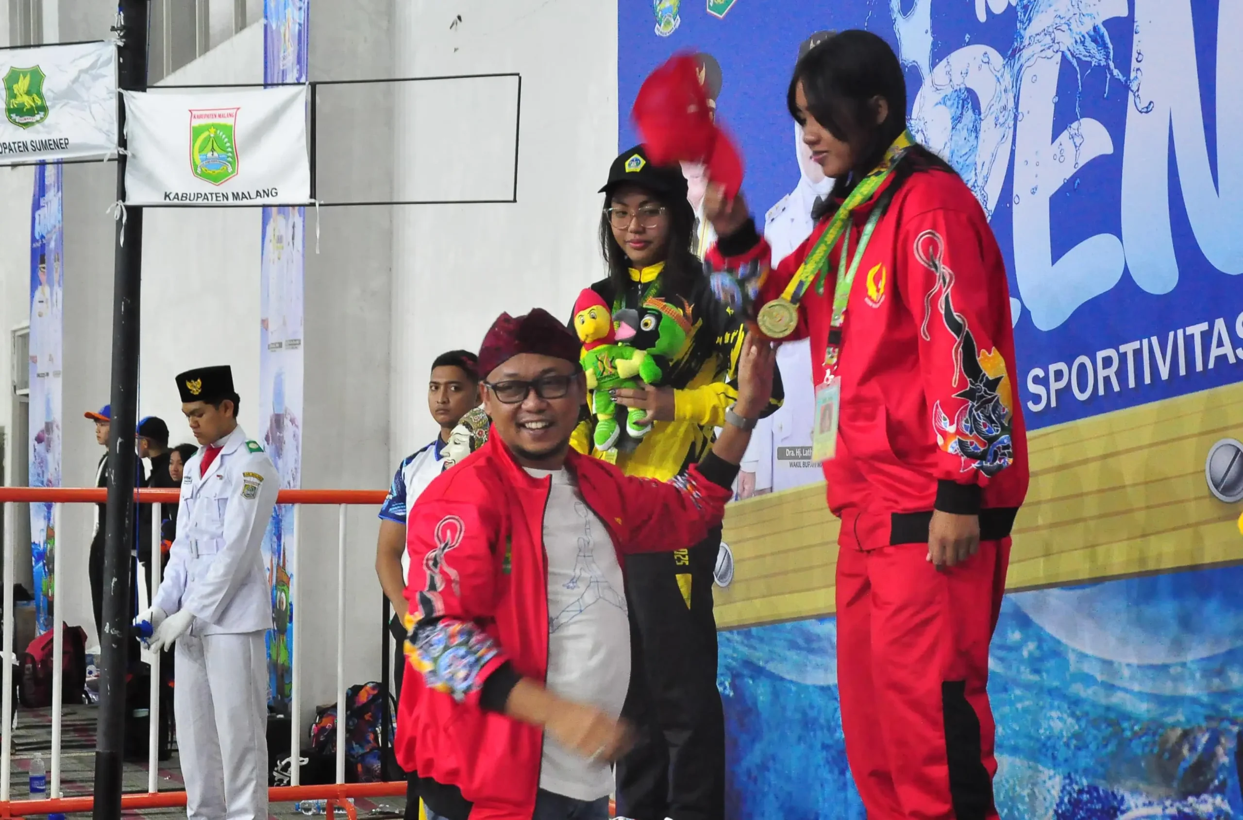 Ajeng Ayu Syarifah raih medali emas untuk Sumenep di nomor 200 meter gaya ganti putri Porprov Jatim IX 2025