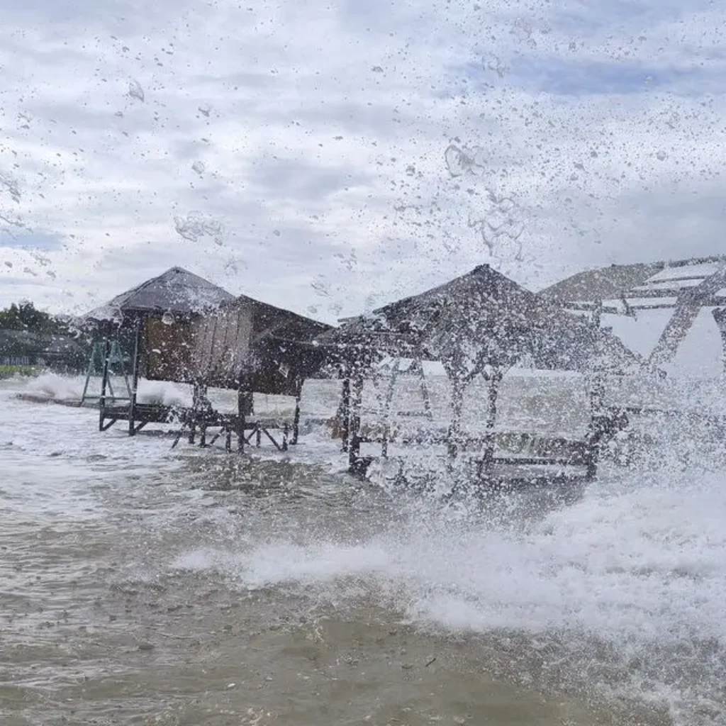 Banjir rob menerjang kawasan Pantai Jumiang, Pamekasan
