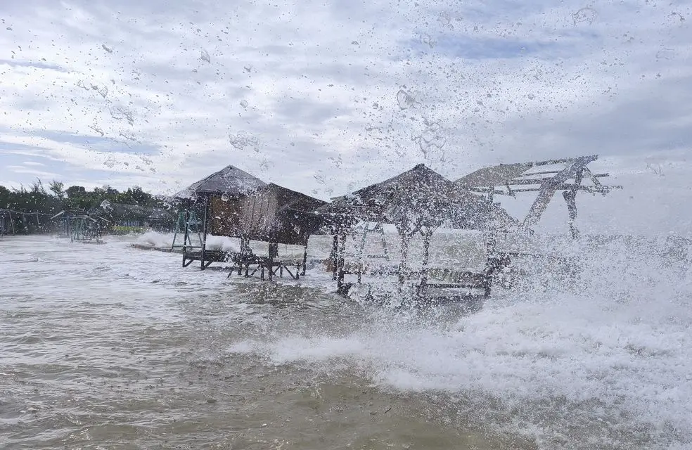 Banjir rob menerjang kawasan Pantai Jumiang, Pamekasan