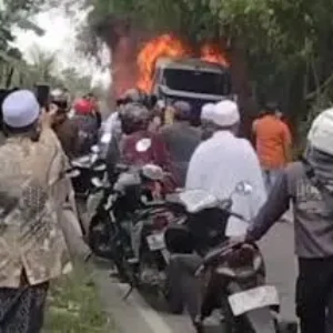 Bus Pahala Kencana Terbakar di Bangkalan, Diduga Angkut Rokok, Lalu Lintas Macet Total