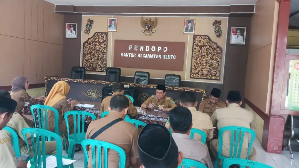 Camat Bluto Ir. Bambang Karyanto menyampaikan pidato perpisahan saat apel pagi gabungan terakhir di Kantor Kecamatan Bluto