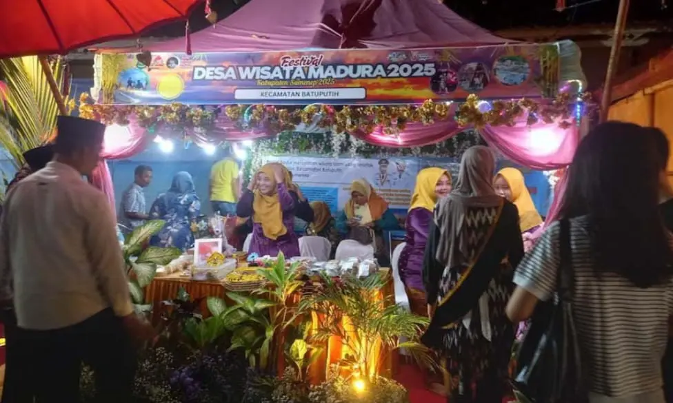 Pengunjung menikmati sumber air belerang di Desa Kaduara Timur, Pragaan, Sumenep, yang kini dilengkapi fasilitas baru hasil pengelolaan BUMDes