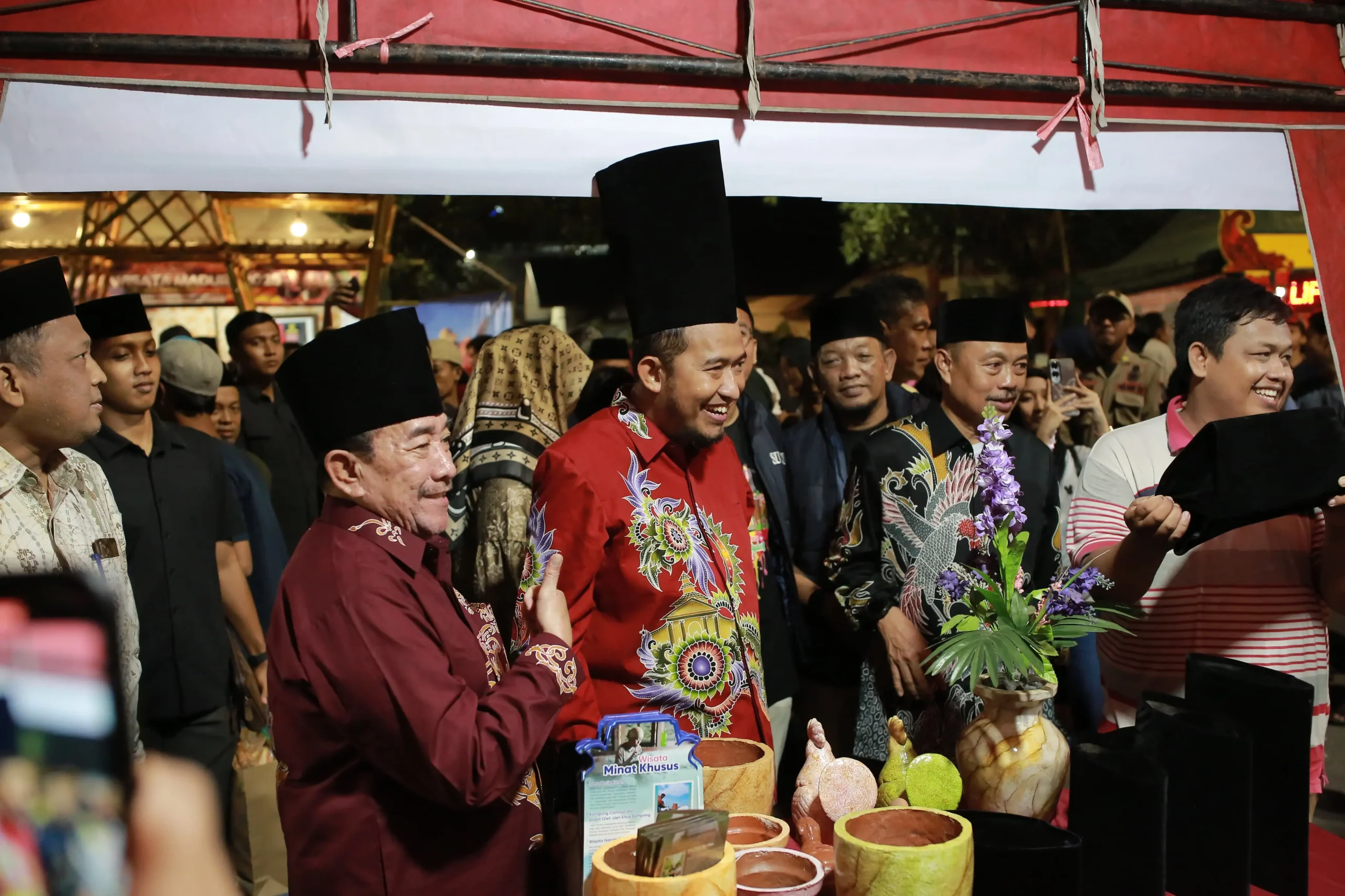 Bupati Sumenep Achmad Fauzi saat meresmikan Festival Desa Wisata 2025, dikelilingi stan potensi unggulan desa seperti kuliner dan kerajinan lokal