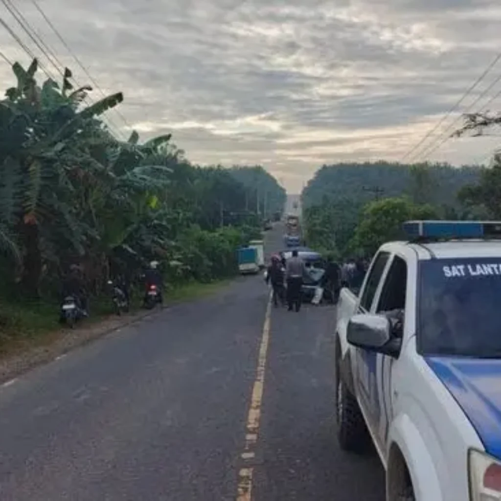 Kecelakaan Maut di Pelalawan: Land Cruiser Tabrak Ambulans, 2 Tewas Termasuk Pasien