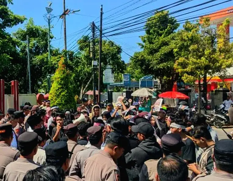 Mahasiswa GMK saat menggelar unjuk rasa di depan Kantor Pemkab Sumenep menolak survei seismik 3D PT KEI di perairan Kangean