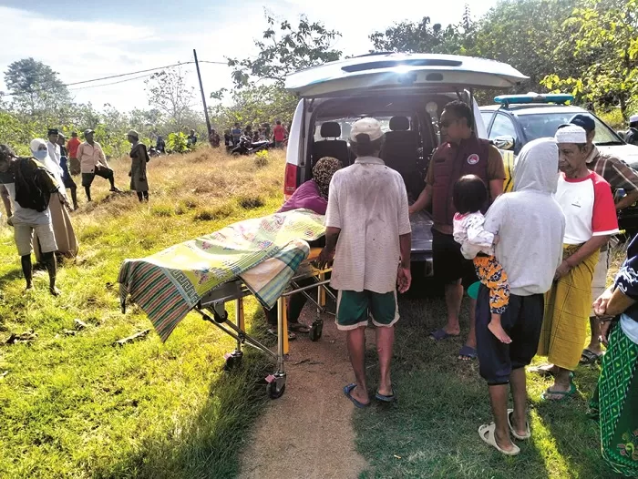 Jenazah Hanafi dievakuasi dari TKP penemuan mayat di Dusun Ambulung, Desa Rapa Daya, Kecamatan Omben, Sampang