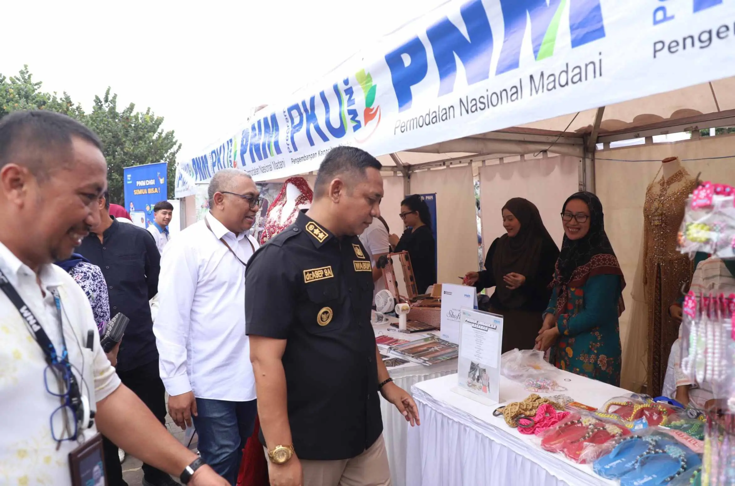 Wakil Bupati Bekasi, dr. Asep Surya Atmaja, saat membuka sosialisasi dan pameran UMKM PNM Mekar di Gedung Juang Tambun