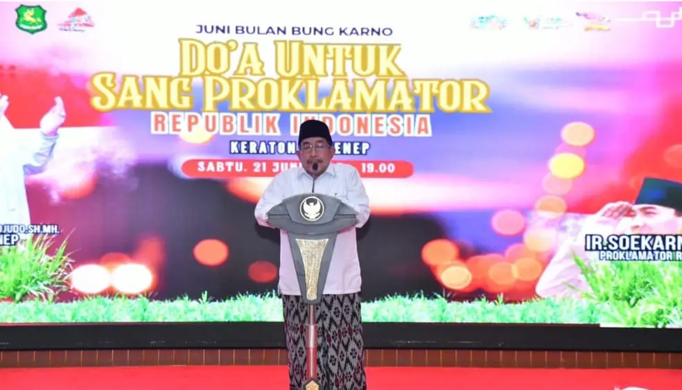 Wakil Bupati KH Imam Hasyim saat memimpin doa bersama di Pendopo Agung Keraton Sumenep Caption: Wakil Bupati Sumenep KH Imam Hasyim memimpin doa bersama untuk mengenang jasa Bung Karno dalam rangka peringatan wafatnya sang proklamator di Pendopo Agung