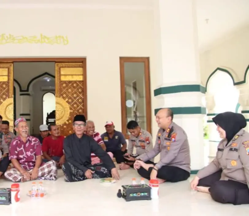 Personel Polres Sumenep bersama warga bersihkan Masjid Baitur Arham dalam kegiatan bakti religi menyambut Hari Bhayangkara ke-79, Senin 17 Juni 2025