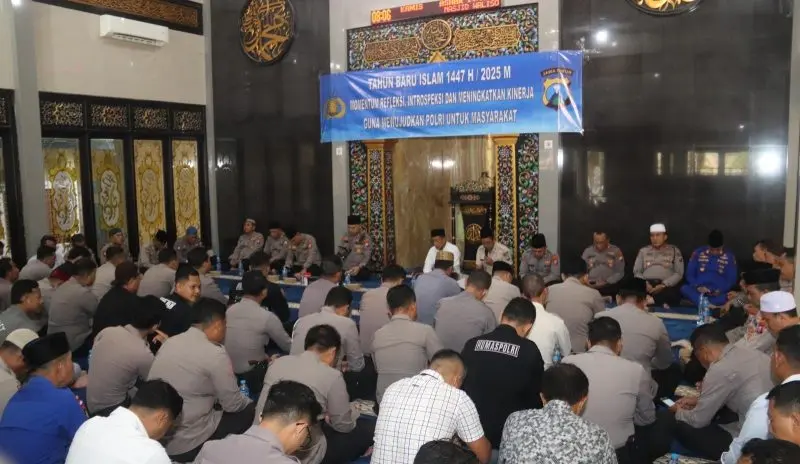 Kapolres Sumenep AKBP Rivanda, S.I.K., bersama jajaran Polres dan Bhayangkari mengikuti doa bersama dalam rangka peringatan 1 Muharram 1447 H di Masjid Walisongo