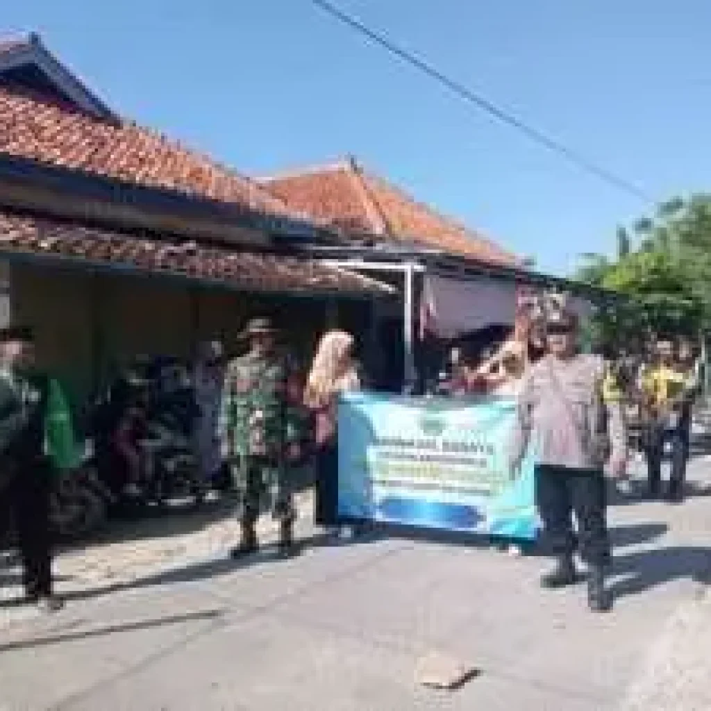 Santri Pondok Pesantren Nurul Hikmah Giligenting mengikuti pawai budaya dengan mengenakan kostum tradisional khas Madura di sepanjang rute Desa Lombang
