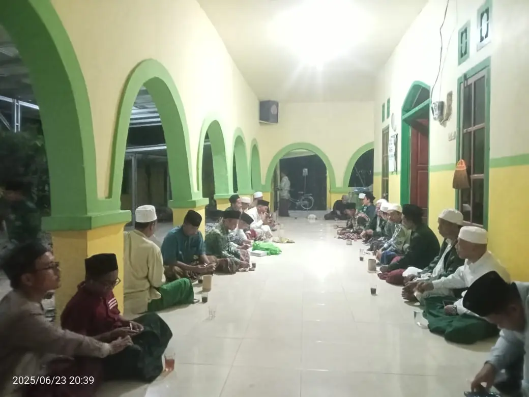 Pengurus Ranting NU Desa Galis Giligenting saat mengikuti acara rutinan yang digelar secara bergilir di rumah warga, sebagai upaya memperkuat konsolidasi dan mempererat ukhuwah antar kader