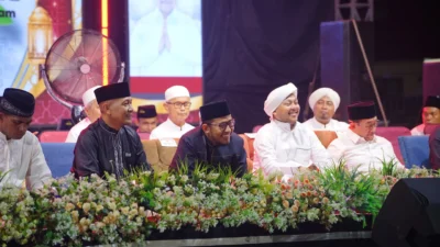 Bupati Sumenep, Achmad Fauzi Wongsojudo saat menghadiri acara Sumenep Berselawat di depan Keraton Sumenep dalam rangka menyambut Tahun Baru Islam 1 Muharram 1447 Hijriah