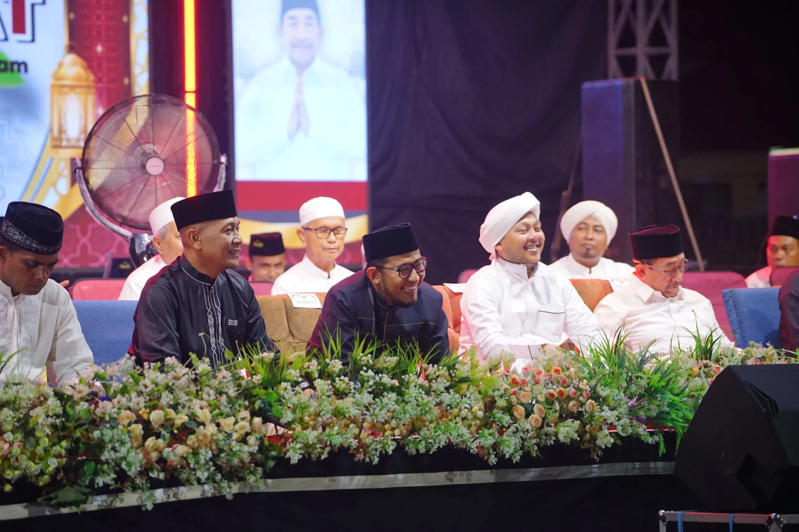 Bupati Sumenep, Achmad Fauzi Wongsojudo saat menghadiri acara Sumenep Berselawat di depan Keraton Sumenep dalam rangka menyambut Tahun Baru Islam 1 Muharram 1447 Hijriah