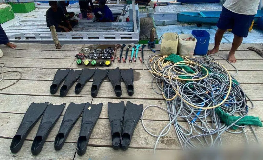 Barang bukti alat tangkap ikan ilegal dari kapal nelayan asal Sumenep yang diamankan di perairan Halmahera Selatan