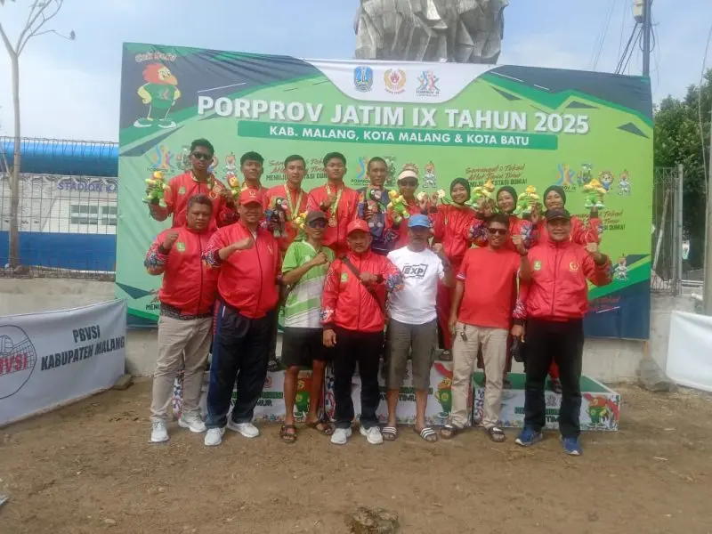 Tim voli pantai putri Sumenep merayakan kemenangan atas Kabupaten Malang di Porprov Jatim 2025