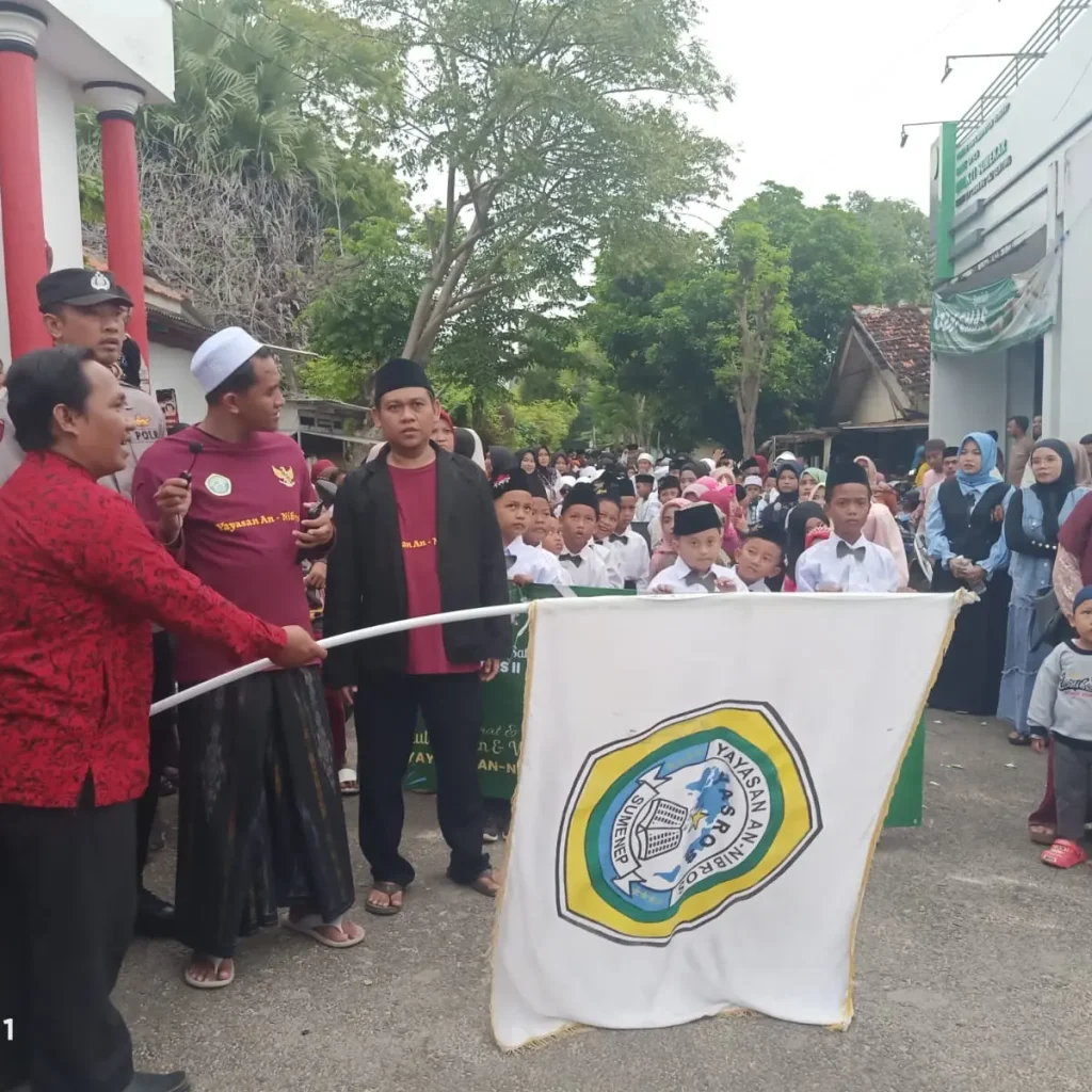Siswa Yayasan Annibros (Yasros) Giligenting mengikuti karnaval wisuda dengan iringan Drum Band Yasros di Pulau Giligenting, Sumenep