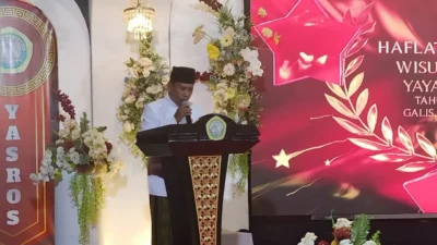 Wakil Ketua Yayasan Annibros, KH. Abdullah Anwar, S. Ag, saat memberikan sambutan di acara wisuda purna siswa MI Annibros II, MTs Anwaruddin dan SMK Anwaruddin
