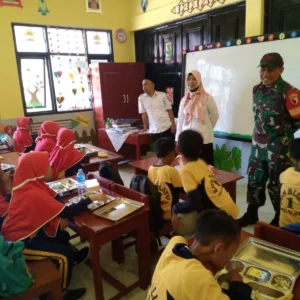 Babinsa Bluto Kawal Distribusi MBG untuk Pelajar Sumenep