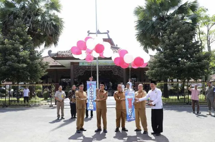 Bupati Pamekasan KH. Kholilurrahman meluncurkan Koperasi Merah Putih di Mandhapa Aghung Ronggosukowati