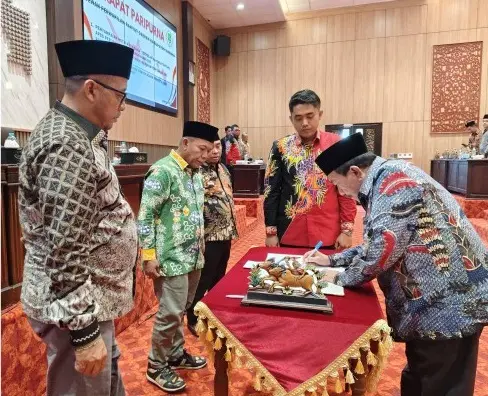 Ketua DPRD Sumenep H. Zainal Arifin memimpin Rapat Paripurna bersama Wakil Bupati KH. Imam Hasyim dalam pembahasan APBD Perubahan dan RPJMD 2025-2029 di Gedung DPRD Sumenep