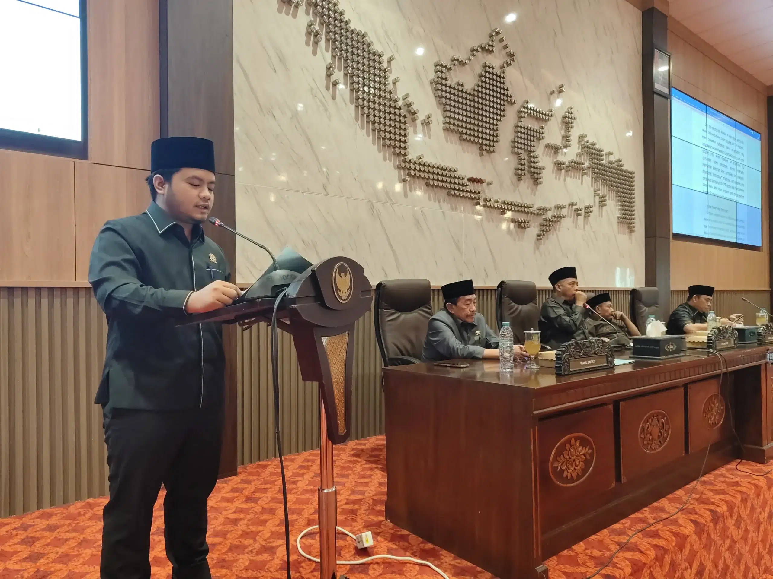 Ketua DPRD Sumenep memimpin rapat paripurna bahas perubahan APBD 2025