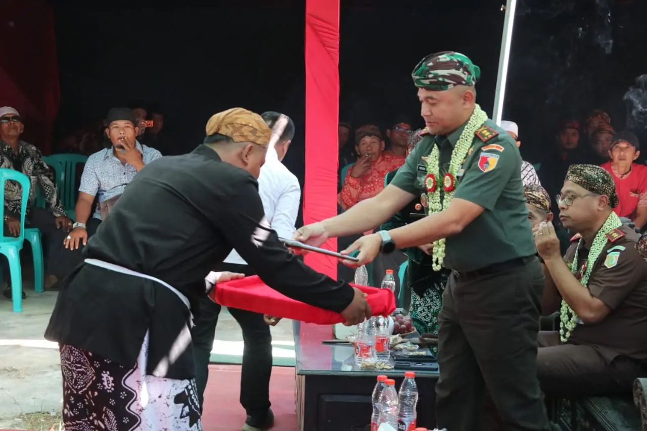 Komandan Kodim 0827/Sumenep, Letkol Inf Yoyok Wahyudi, SIP, M.Han., memberikan apresiasi mendalam atas pelaksanaan Haul Akbar dan ritual Jamasan Pusaka Leluhur yang digelar warga Desa Aengtongtong, Kecamatan Saronggi, Kabupaten Sumenep