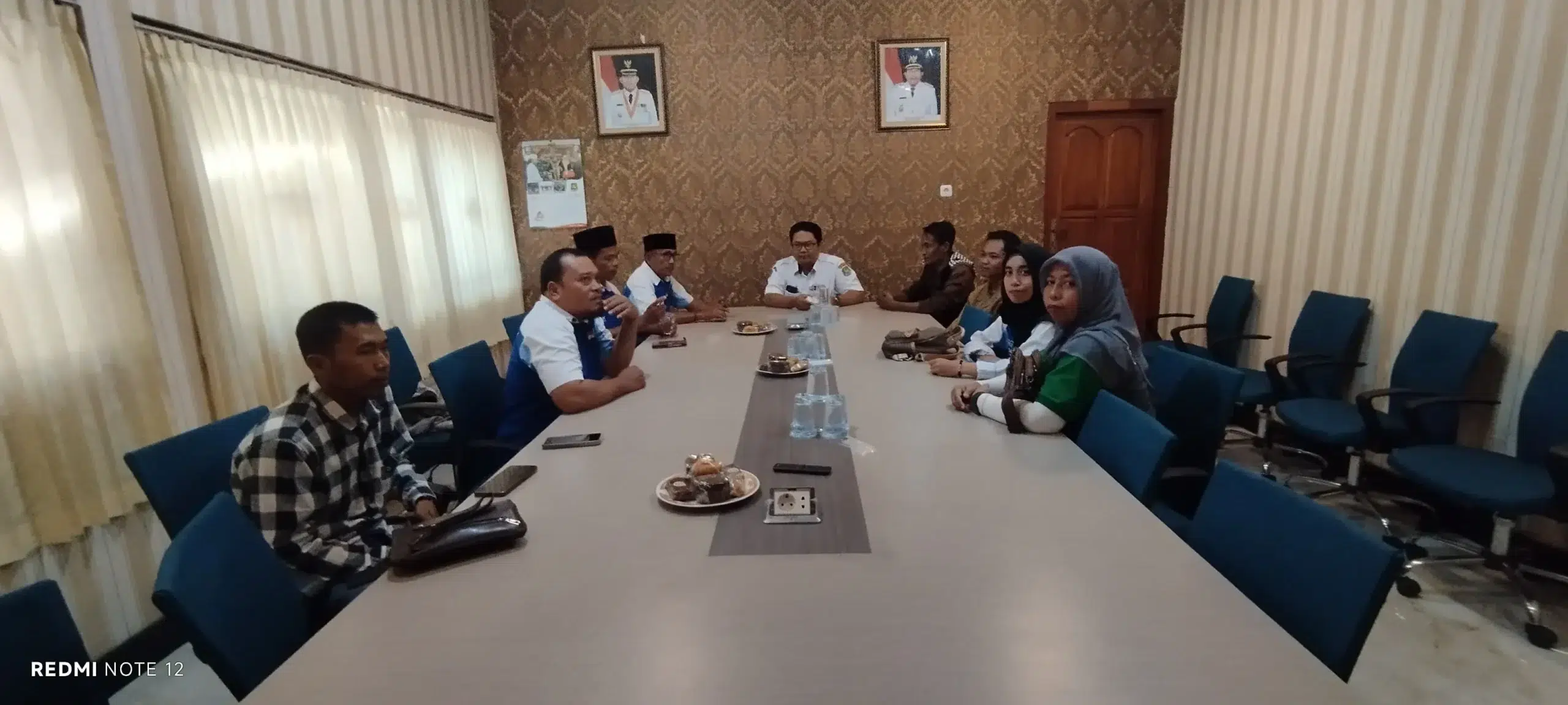 Peserta FK KIM Sumenep saat mengikuti rapat penyegaran website KIM.ID di Aula Diskominfo, membahas strategi konten digital dan pelayanan informasi publik