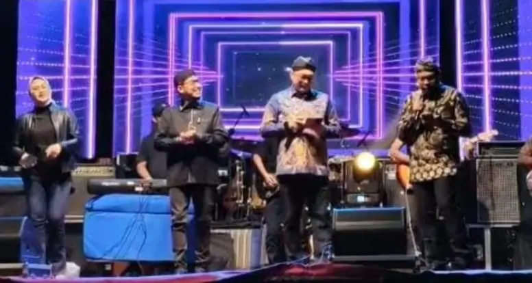 Penampilan Forkopimda Sumenep menyanyikan lagu bersama saat peluncuran logo Hari Jadi ke-757 di panggung utama