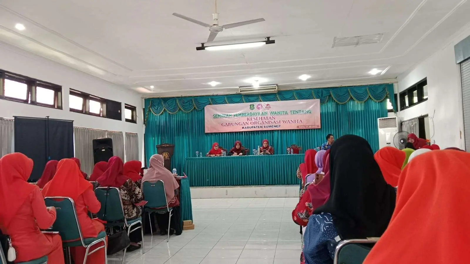 Ketua GOW Sumenep Nia Kurnia sampaikan pentingnya pemeriksaan kesehatan reproduksi dalam seminar pemberdayaan wanita