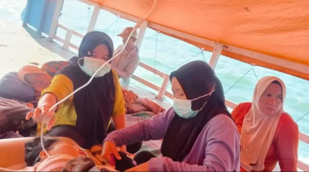 Petugas Puskesmas Sumenep mendampingi ibu hamil yang dirujuk akibat plasenta previa dari Pulau Sapudi