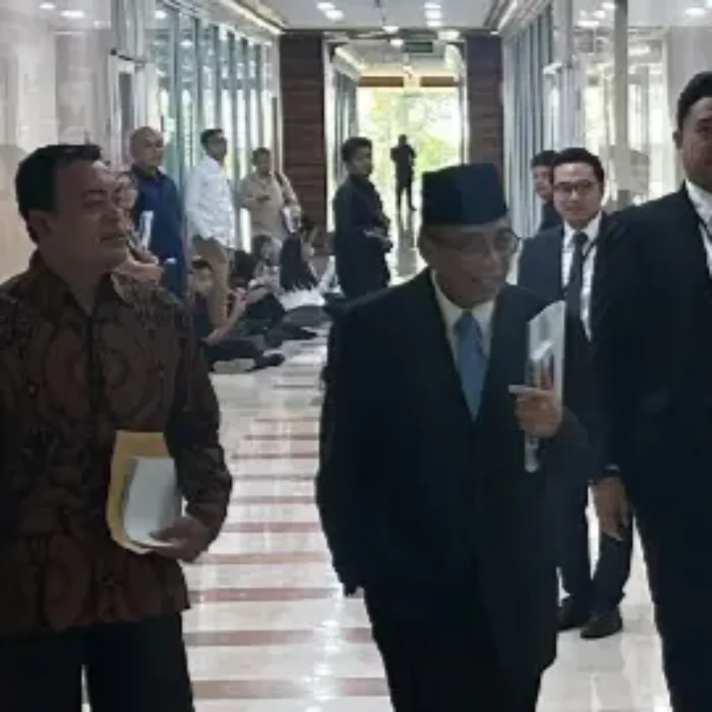 Indroyono Soesilo saat bagikan CV ke wartawan usai jalani uji kelayakan calon Dubes RI untuk AS
