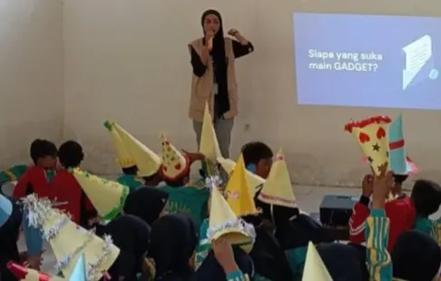 KKN UTM Kelompok 39 sosialisasi bahaya gadget di SDN Lapa Laok 2 Dungkek Sumenep