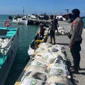 KLM Sapudi Indah Kandas di Perairan Pulau Sarok, 27 Ton Beras Bantuan Selamat Dievakuasi