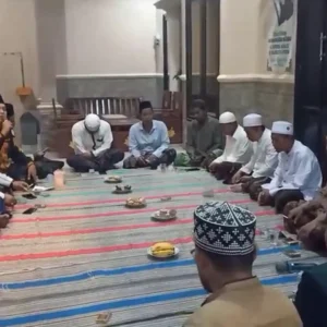 Kades Galis Apresiasi Warga Julung Giligenting yang Aspal Jalan Secara Swadaya