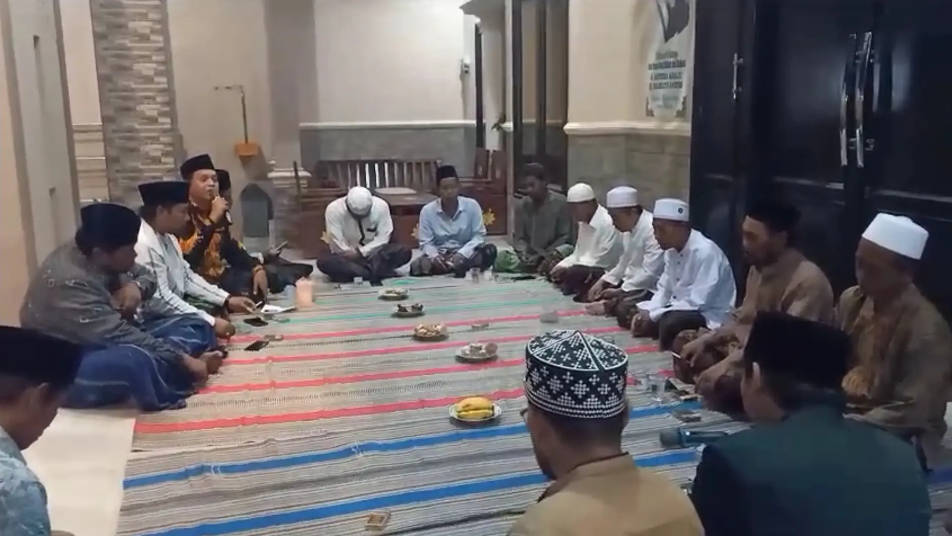 Kepala Desa Galis, Akhmad Safri Wiarda saat memberikan sambutan di acara musyawarah pelaksanaan pengaspalan jalan bersama masyarakat Dusun Julung