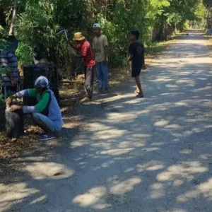 Kades Galis Giligenting Lakukan Perawatan Jalan dengan Dana Pribadi