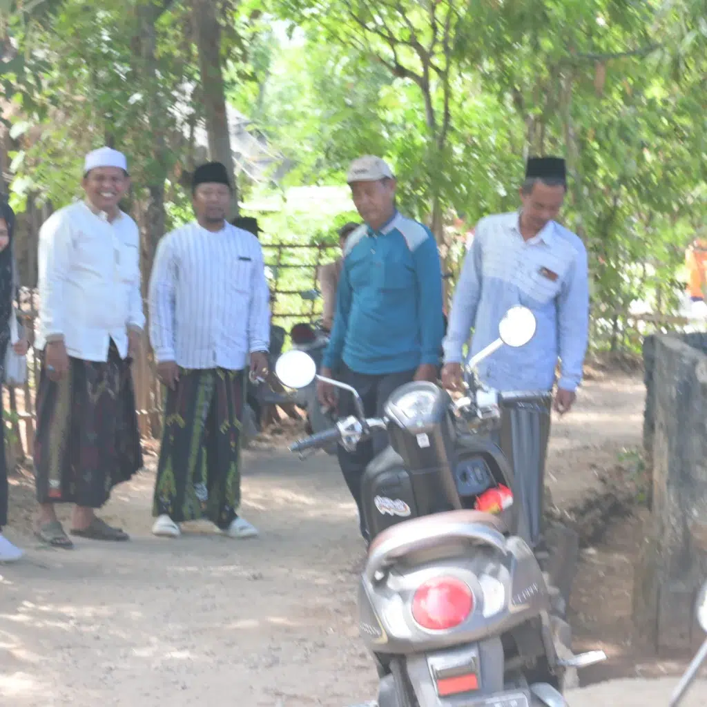 Kepala Desa Galis tinjau lokasi pengaspalan jalan dana desa di Dusun Julung Lao Kecamatan Giligenting
