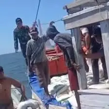 Kapal Pengangkut Beras Kandas di Perairan Sarok Raas