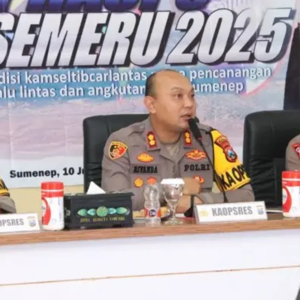 Kapolres Sumenep AKBP Rivanda memimpin Latpraops Patuh Semeru 2025 di Mapolres Sumenep, memberikan arahan terkait pelaksanaan operasi