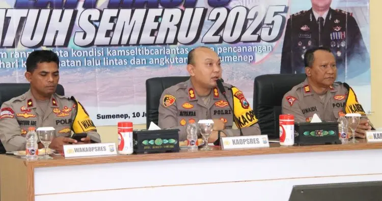 Kapolres Sumenep AKBP Rivanda memimpin Latpraops Patuh Semeru 2025 di Mapolres Sumenep, memberikan arahan terkait pelaksanaan operasi