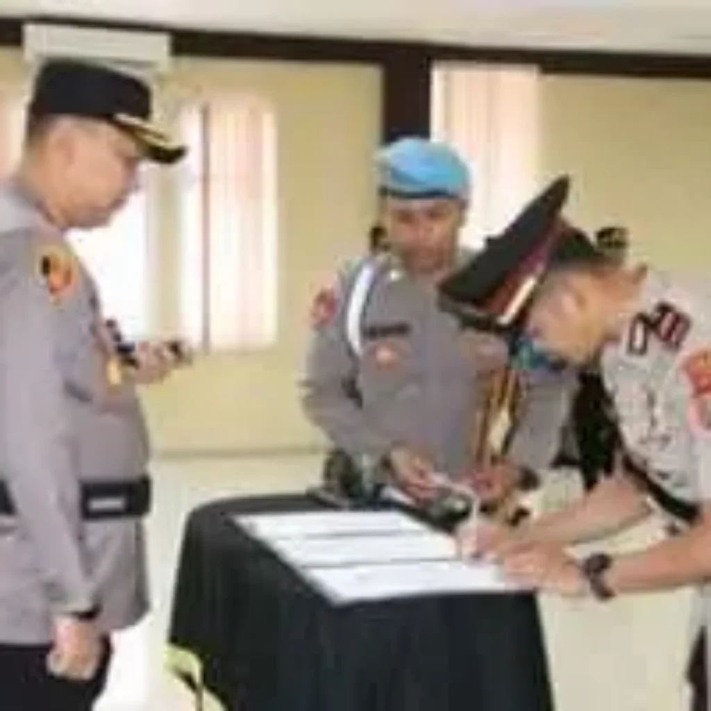 AKBP Rivanda pimpin serah terima jabatan Kapolsek Lenteng di Polres Sumenep, antara Iptu Waluyo dan penggantinya, Iptu Dovie Eudy Zendy