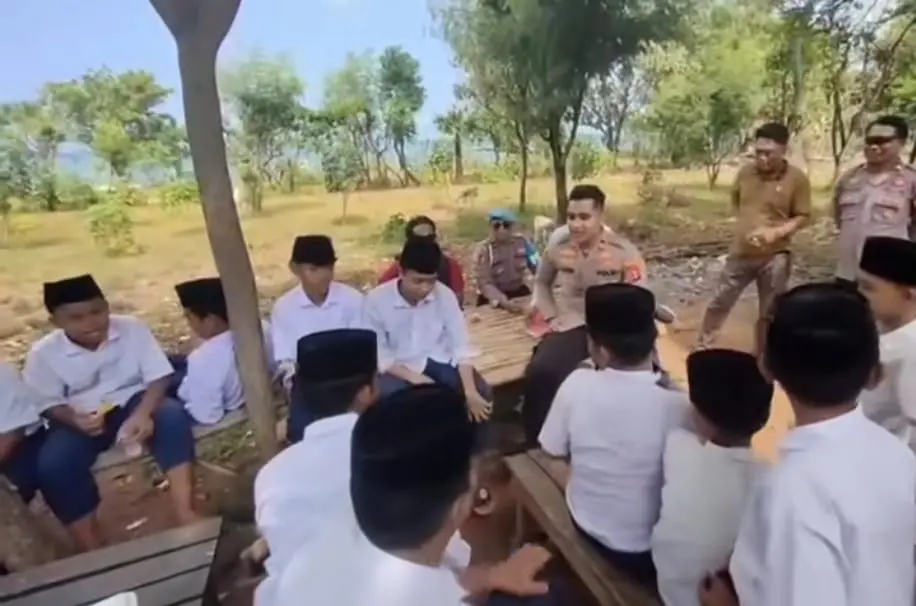 Kapolsek Dungkek edukasi siswa di Pulau Giliyang sambil membagikan hadiah kuis