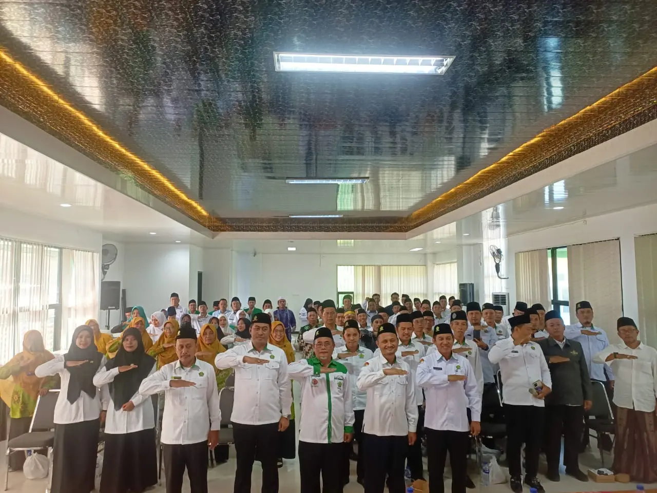 Peserta FGD Kemenag Sumenep berdiskusi mengenai deteksi dini konflik sosial dan moderasi beragama di Aula PLHUT