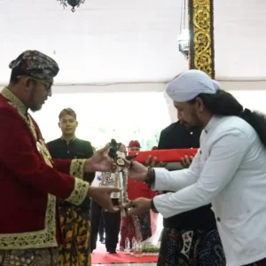 Kirab Pusaka Keraton dan Hasil Bumi Warnai Tradisi Aeng Tongtong Sumenep