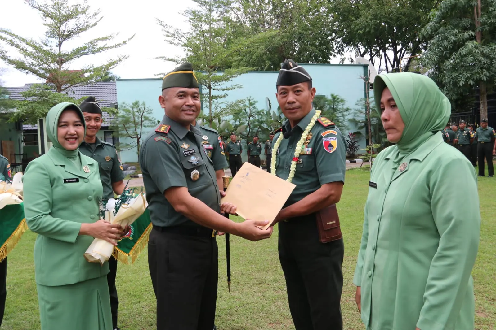 Letkol Inf Yoyok Wahyudi memimpin tradisi pelepasan prajurit Kodim 0827/Sumenep yang memasuki masa pensiun di Lapangan Apel Makodim, Selasa (1/7/2025)